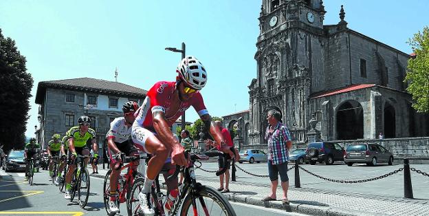 Corredores de la Clásica de San Sebastián, el pasado mes de agosto, a su paso por las calles de Andoain. 