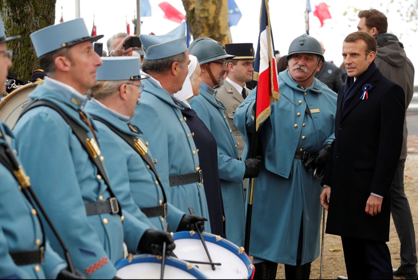 Hombres vestidos como soldados de la Primera Guerra Mundial y Emmanuel Macron en una ceremonia en memoria de los soldados caídos durante la Batalla de las Fronteras, en Morhangue. Macron inició una peregrinación conmemorativa por diferentes escenarios de la Primera Guerra Mundial, que acabará en París el próximo domingo, día en el que se cumplen cien años del armisticio.