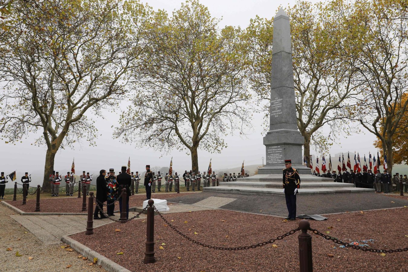 Hombres vestidos como soldados de la Primera Guerra Mundial y Emmanuel Macron en una ceremonia en memoria de los soldados caídos durante la Batalla de las Fronteras, en Morhangue. Macron inició una peregrinación conmemorativa por diferentes escenarios de la Primera Guerra Mundial, que acabará en París el próximo domingo, día en el que se cumplen cien años del armisticio.