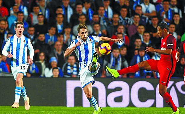 Januzaj trata de controlar el esférico ante la entrada de Luis Muriel, ayer en Anoeta. 