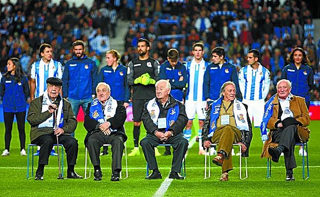 Cinco socios que llevan más de 75 años con la Real Sociedad fueron homenajeados en los prolegómenos del partido. 