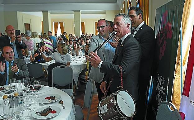 Urkullu, con el txistu y el tamboril en su despedida a la Semana Vasca de Mar del Plata. 