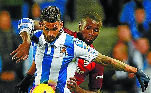 Willian José trata de controlar el balón ante la presión del camerunés Amadou. 