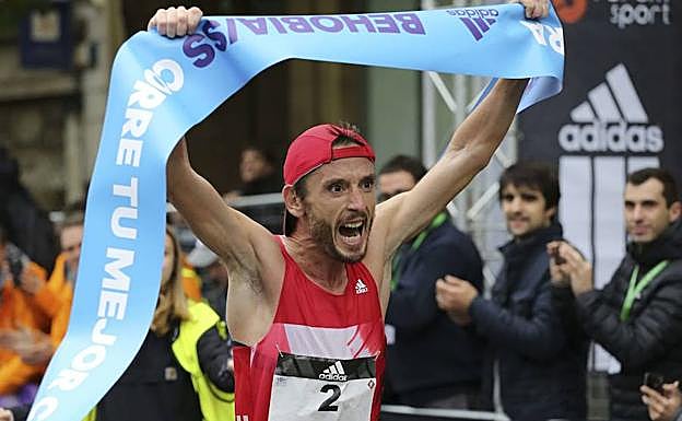 Castillejo, tras su tercer triunfo en la Behobia.