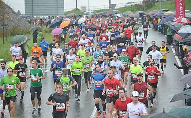 Los corredores de la Behobia, en Gaintzurizketa. 