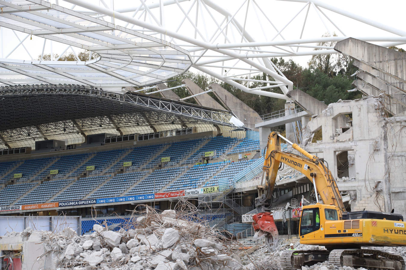 Los operarios han comenzado este martes con la retirada de los asientos del anillo superior de la tribuna este. Las primeras butacas eliminadas han sido las más cercanas a la avenida de Madrid. Está previsto que la tribuna luzca en su totalidad los nuevos asientos abatibles de color azul marino durante el derbi vasco que enfrentará a la Real Sociedad y al Deportivo Alavés