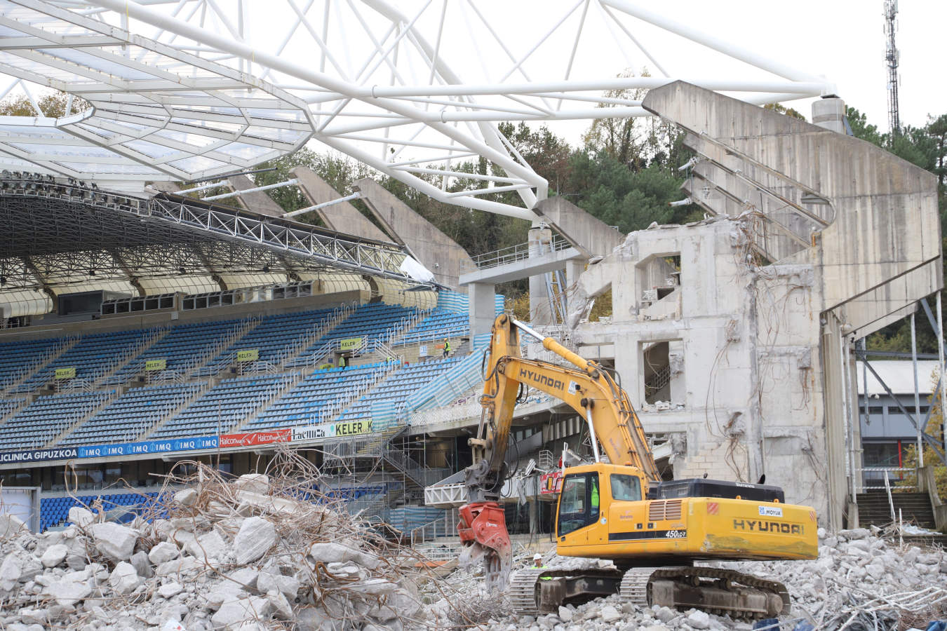 Los operarios han comenzado este martes con la retirada de los asientos del anillo superior de la tribuna este. Las primeras butacas eliminadas han sido las más cercanas a la avenida de Madrid. Está previsto que la tribuna luzca en su totalidad los nuevos asientos abatibles de color azul marino durante el derbi vasco que enfrentará a la Real Sociedad y al Deportivo Alavés