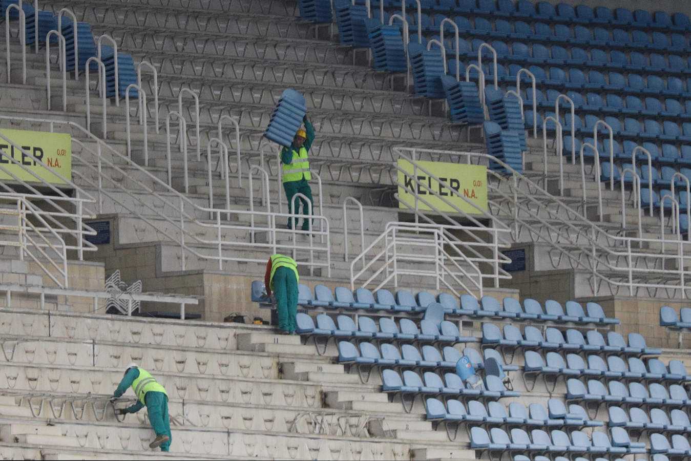 Los operarios han comenzado este martes con la retirada de los asientos del anillo superior de la tribuna este. Las primeras butacas eliminadas han sido las más cercanas a la avenida de Madrid. Está previsto que la tribuna luzca en su totalidad los nuevos asientos abatibles de color azul marino durante el derbi vasco que enfrentará a la Real Sociedad y al Deportivo Alavés