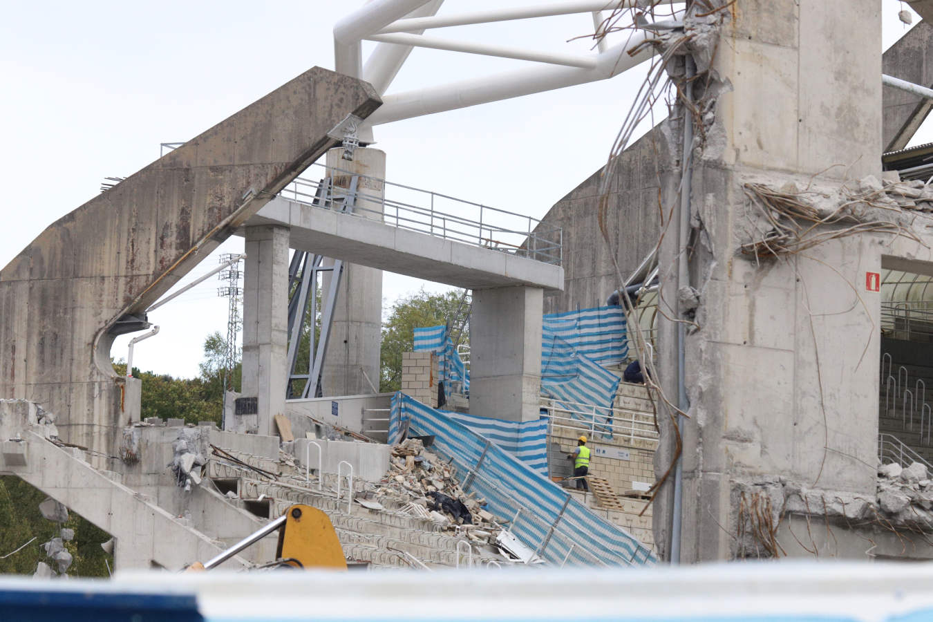 Los operarios han comenzado este martes con la retirada de los asientos del anillo superior de la tribuna este. Las primeras butacas eliminadas han sido las más cercanas a la avenida de Madrid. Está previsto que la tribuna luzca en su totalidad los nuevos asientos abatibles de color azul marino durante el derbi vasco que enfrentará a la Real Sociedad y al Deportivo Alavés