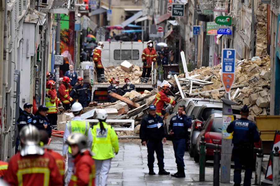 El cadáver de un hombre fue hallado este martes, al día siguiente del derrumbe de dos edificios en Marsella, en el sureste de Francia, y las autoridades temen que hasta ocho personas hayan perdido la vida en esta catástrofe