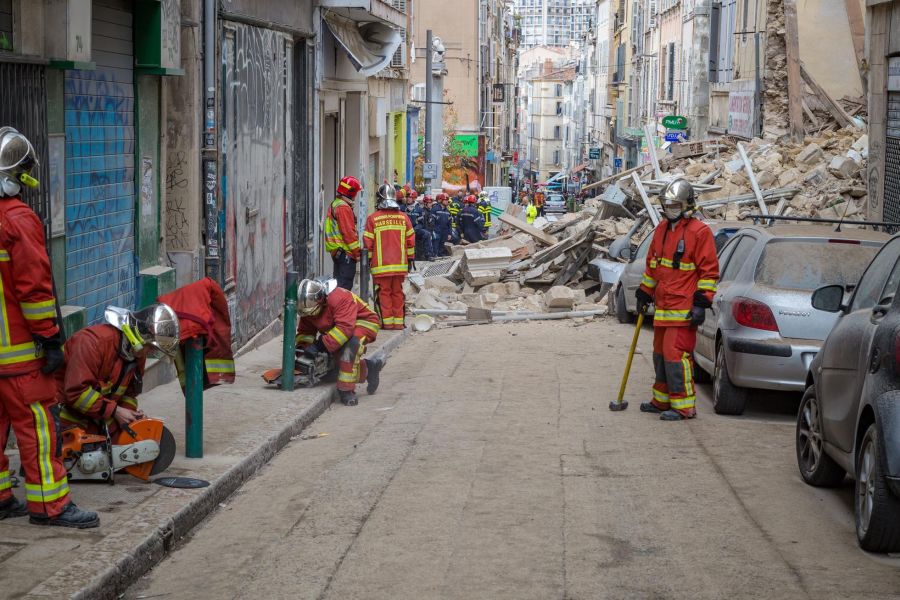 El cadáver de un hombre fue hallado este martes, al día siguiente del derrumbe de dos edificios en Marsella, en el sureste de Francia, y las autoridades temen que hasta ocho personas hayan perdido la vida en esta catástrofe