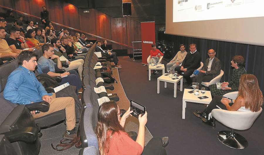 Imagen del auditorio del Aquarium con el coloquio que dio inicio a la III Jornada Gazte Up en el que intervinieron responsables institucionales y dos estudiantes de Tecnun. 