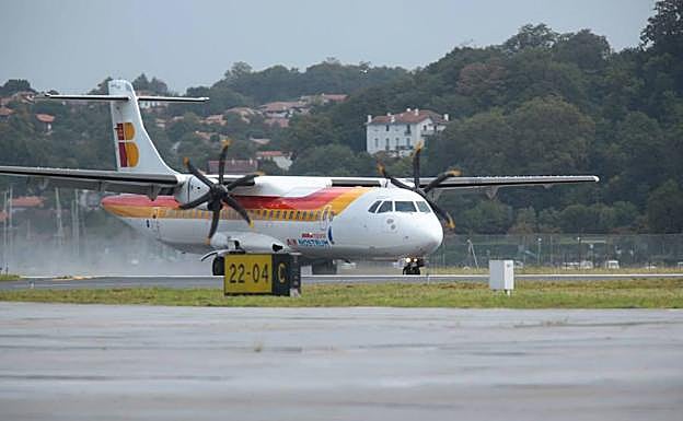 Un ATR 72 de Air Nostrum aterriza en Hondarribia. 
