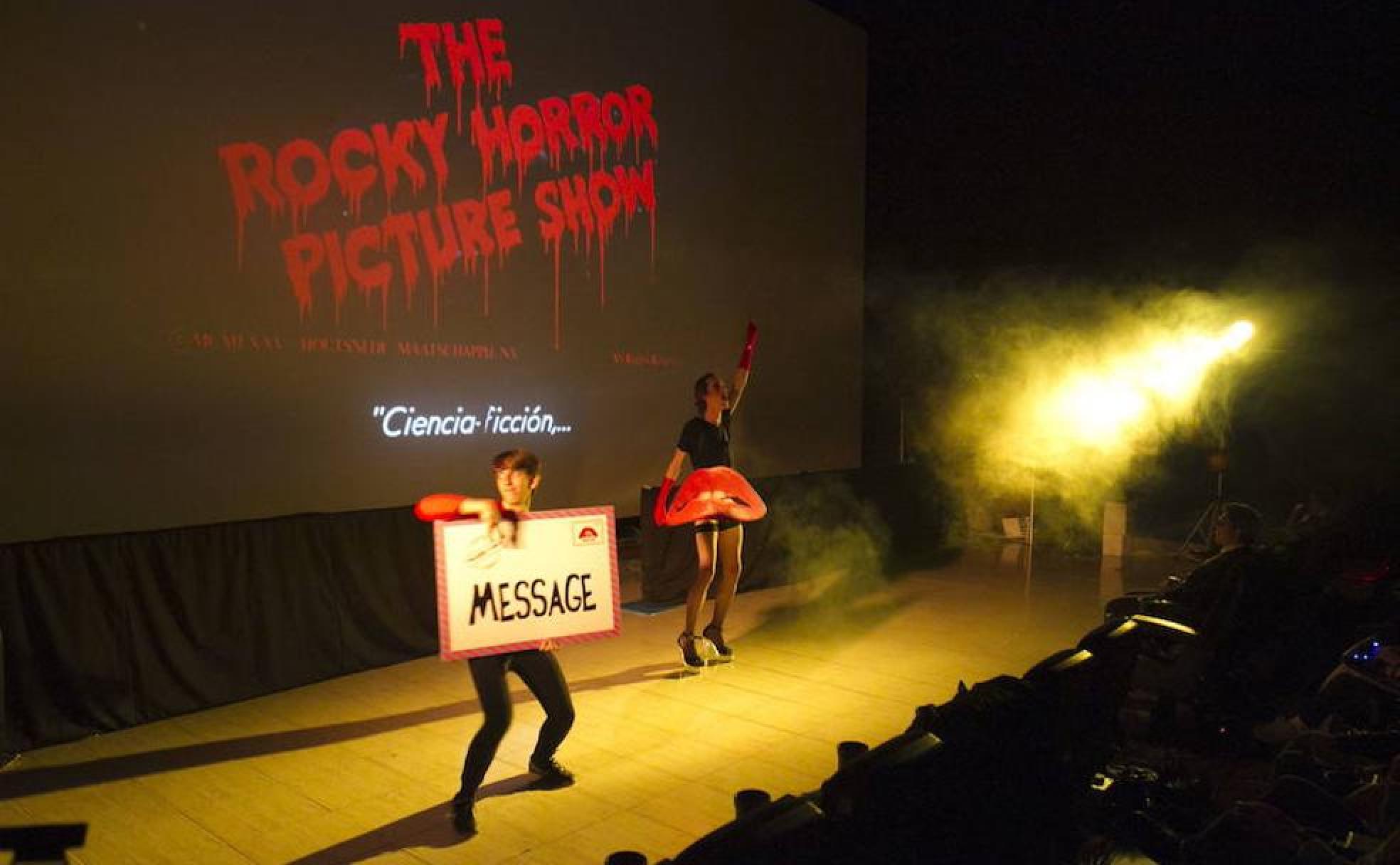 La representación de 'The Rocky Horror Picture Show', con la película de fondo.