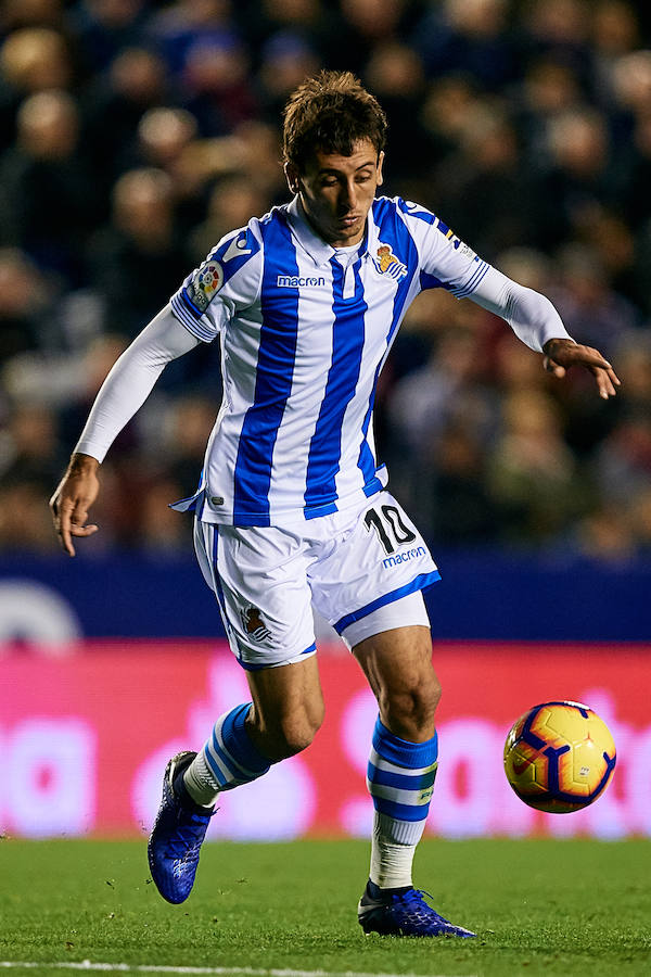 El equipo txuri-urdin juega en el campo del conjunto valencianista