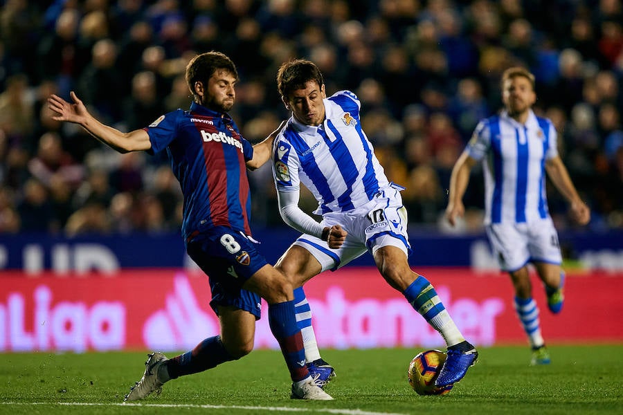El equipo txuri-urdin juega en el campo del conjunto valencianista