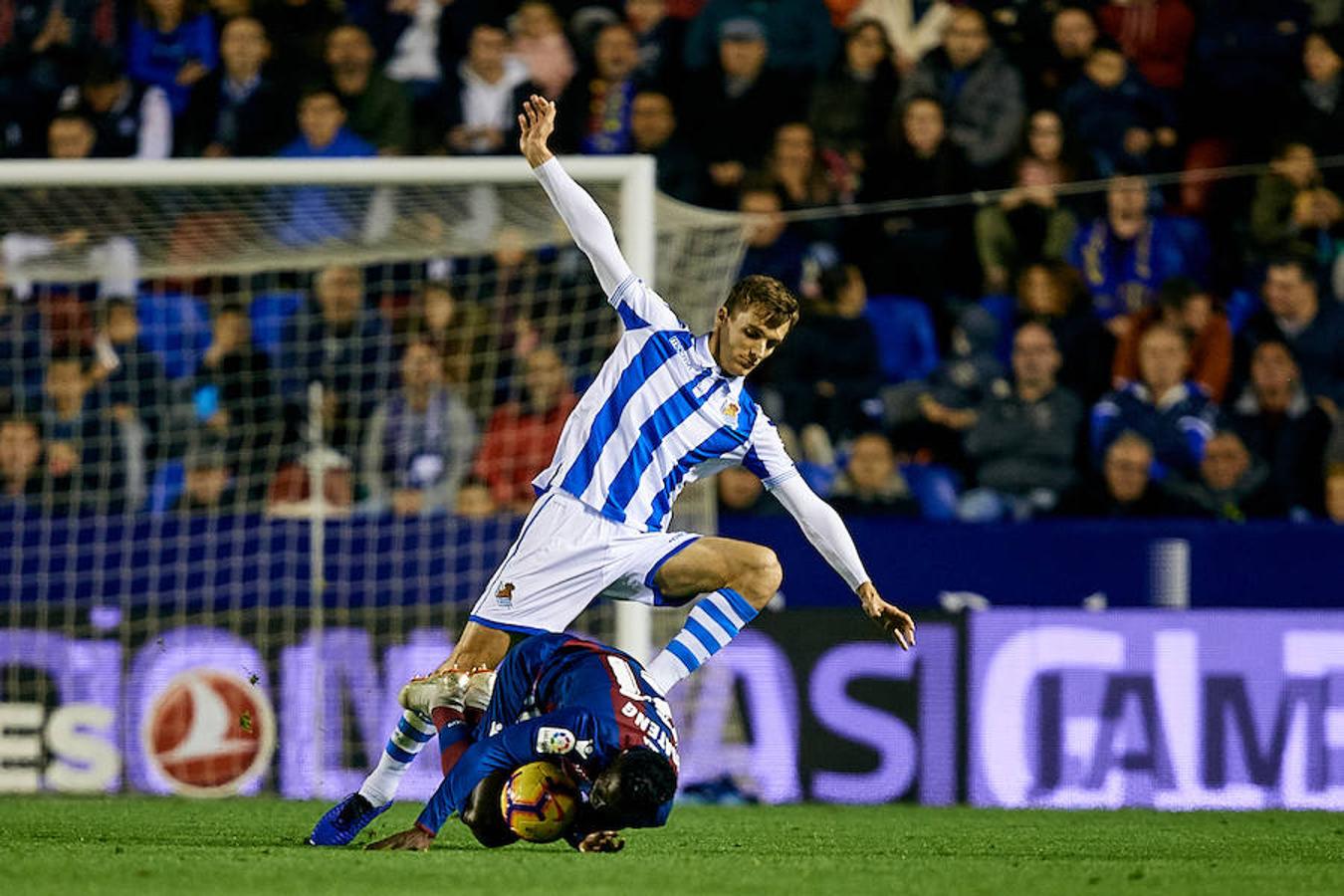 El equipo txuri-urdin juega en el campo del conjunto valencianista