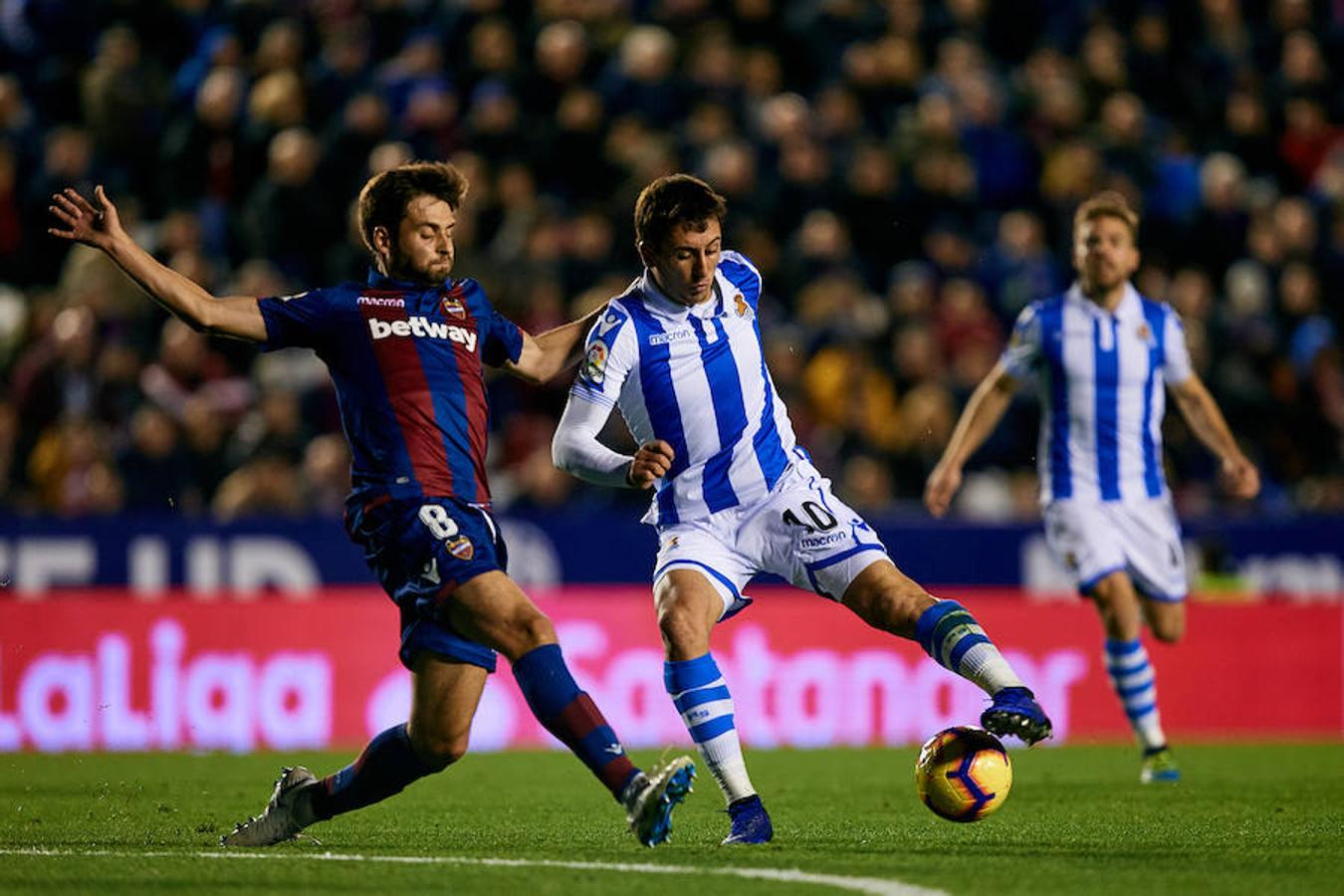 El equipo txuri-urdin juega en el campo del conjunto valencianista