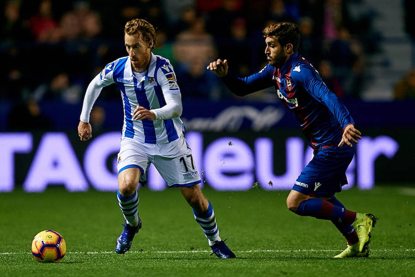 El equipo txuri-urdin juega en el campo del conjunto valencianista