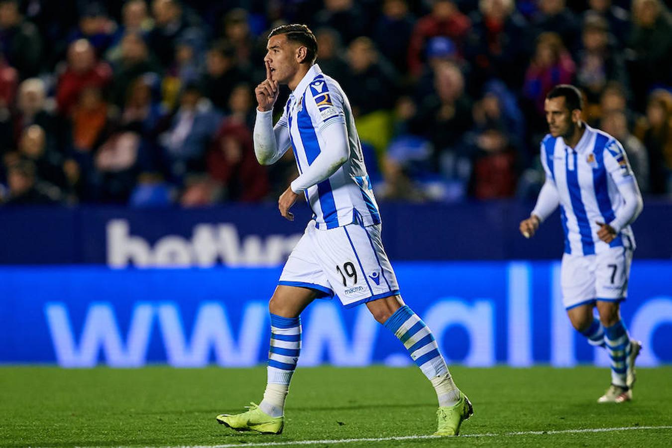 El equipo txuri-urdin juega en el campo del conjunto valencianista