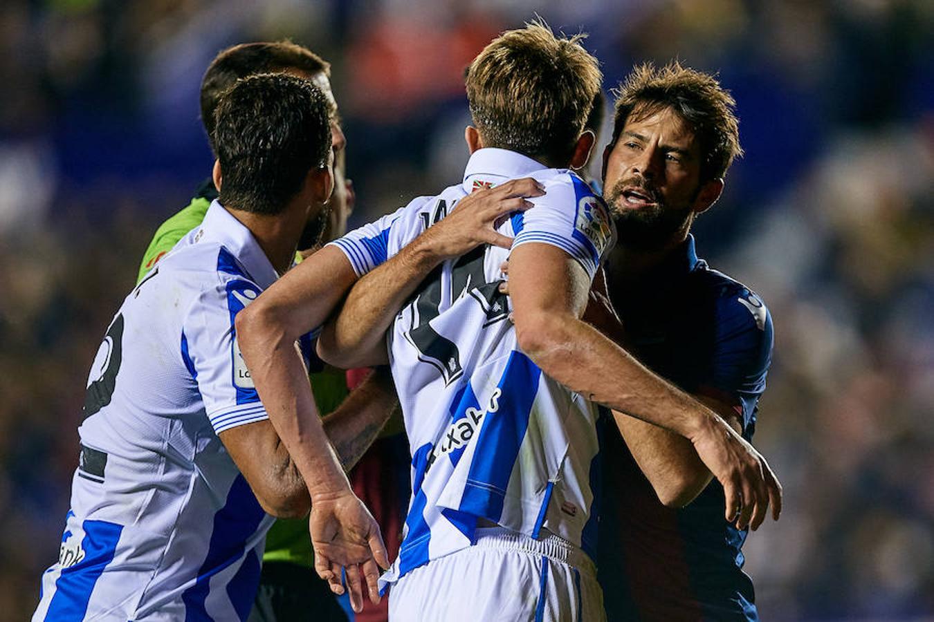 El equipo txuri-urdin juega en el campo del conjunto valencianista