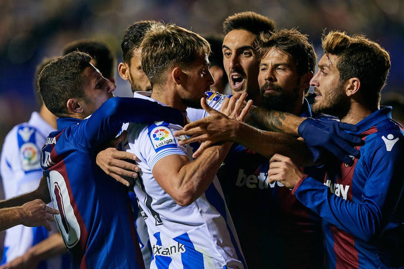 El equipo txuri-urdin juega en el campo del conjunto valencianista