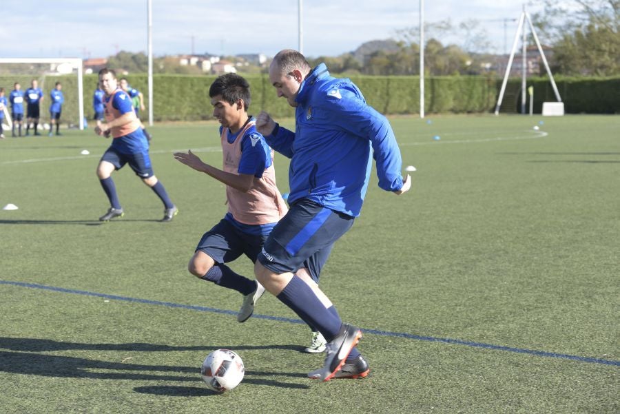 El equipo de la Real de la Liga Genuine lucen la equipación durante los entrenamientos. El buen humor y las ganas también acompañan a los jugadores. 