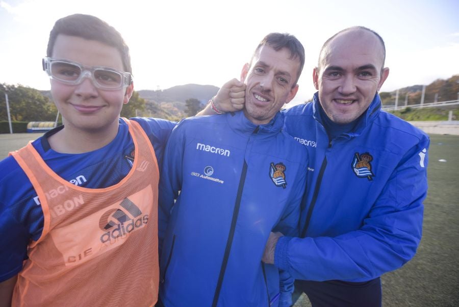 El equipo de la Real de la Liga Genuine lucen la equipación durante los entrenamientos. El buen humor y las ganas también acompañan a los jugadores. 