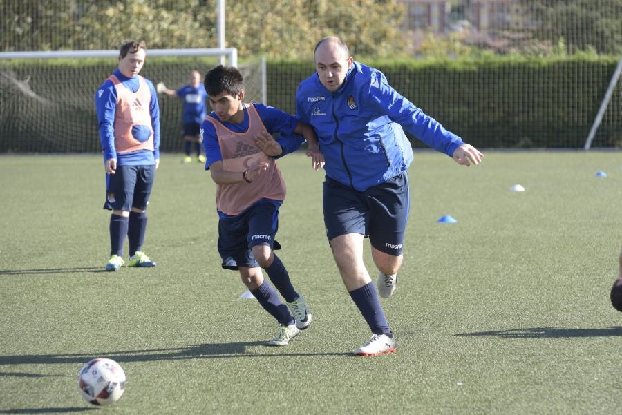 El equipo de la Real de la Liga Genuine lucen la equipación durante los entrenamientos. El buen humor y las ganas también acompañan a los jugadores. 