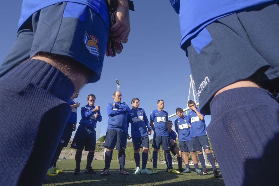 El equipo de la Real de la Liga Genuine lucen la equipación durante los entrenamientos. El buen humor y las ganas también acompañan a los jugadores. 