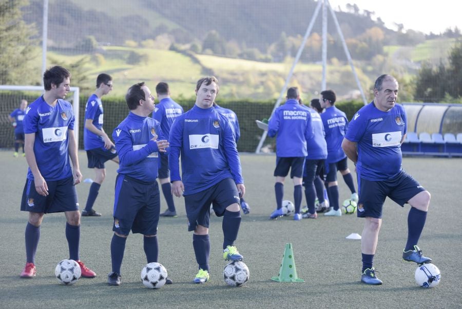 El equipo de la Real de la Liga Genuine lucen la equipación durante los entrenamientos. El buen humor y las ganas también acompañan a los jugadores. 