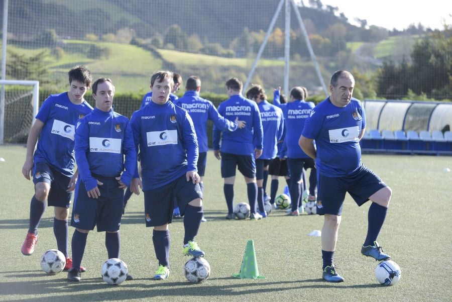 El equipo de la Real de la Liga Genuine lucen la equipación durante los entrenamientos. El buen humor y las ganas también acompañan a los jugadores. 