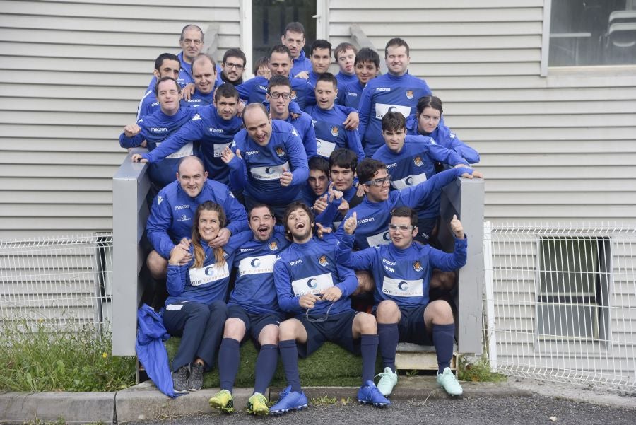 El equipo de la Real de la Liga Genuine lucen la equipación durante los entrenamientos. El buen humor y las ganas también acompañan a los jugadores. 
