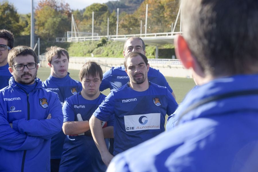 El equipo de la Real de la Liga Genuine lucen la equipación durante los entrenamientos. El buen humor y las ganas también acompañan a los jugadores. 