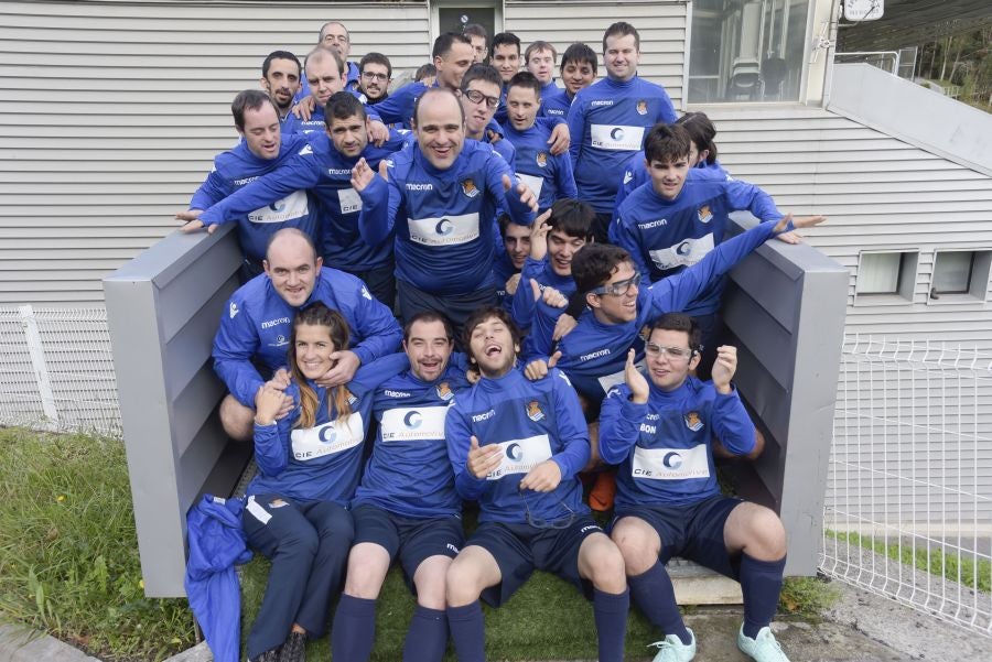 El equipo de la Real de la Liga Genuine lucen la equipación durante los entrenamientos. El buen humor y las ganas también acompañan a los jugadores. 