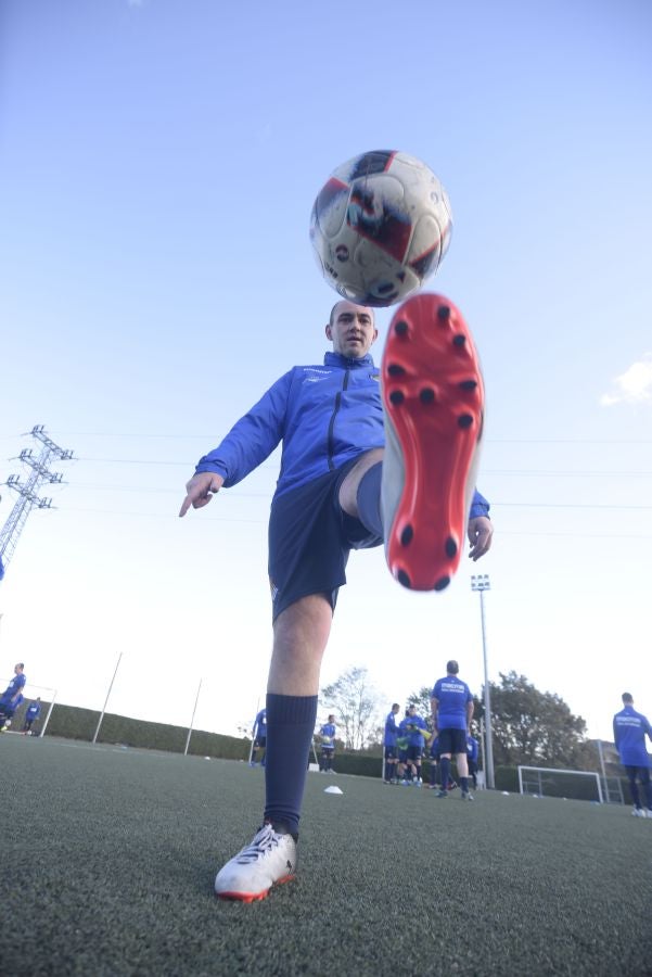 El equipo de la Real de la Liga Genuine lucen la equipación durante los entrenamientos. El buen humor y las ganas también acompañan a los jugadores. 