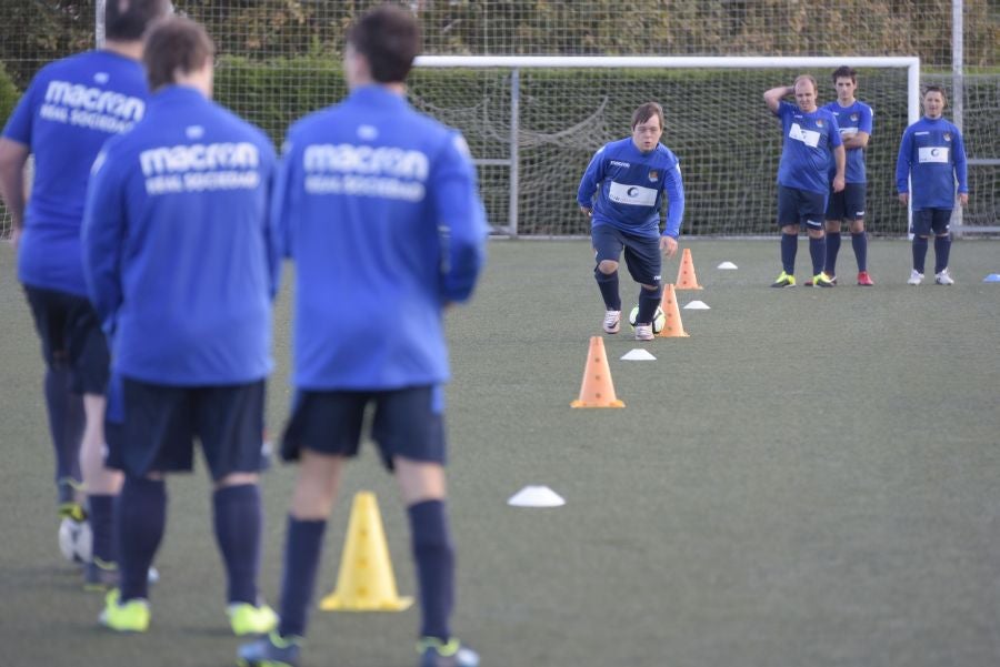 El equipo de la Real de la Liga Genuine lucen la equipación durante los entrenamientos. El buen humor y las ganas también acompañan a los jugadores. 