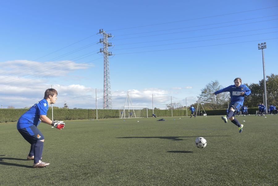 El equipo de la Real de la Liga Genuine lucen la equipación durante los entrenamientos. El buen humor y las ganas también acompañan a los jugadores. 