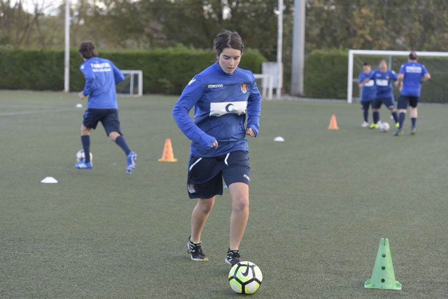 El equipo de la Real de la Liga Genuine lucen la equipación durante los entrenamientos. El buen humor y las ganas también acompañan a los jugadores. 
