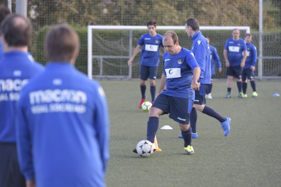 El equipo de la Real de la Liga Genuine lucen la equipación durante los entrenamientos. El buen humor y las ganas también acompañan a los jugadores. 