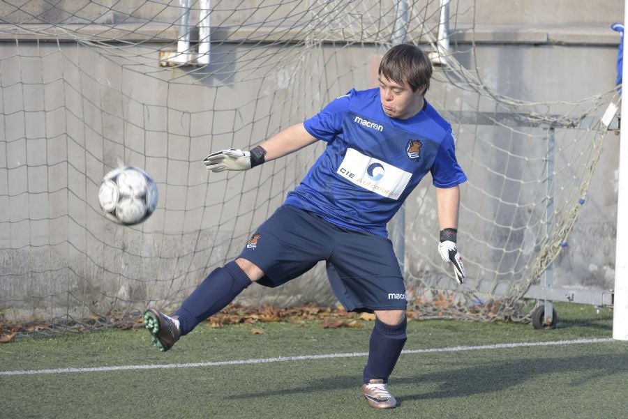 El equipo de la Real de la Liga Genuine lucen la equipación durante los entrenamientos. El buen humor y las ganas también acompañan a los jugadores. 