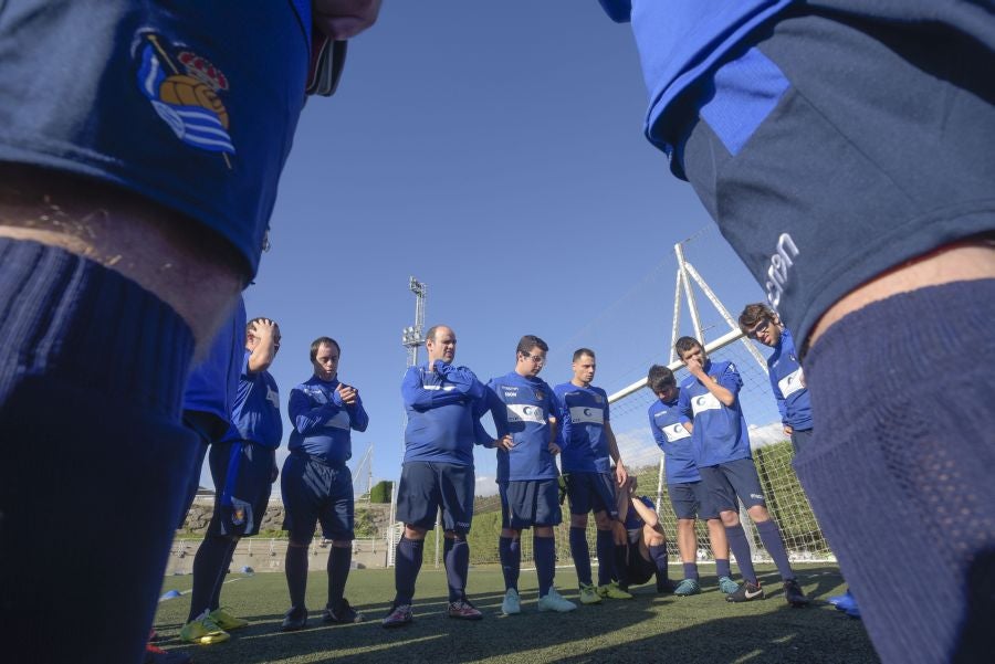El equipo de la Real de la Liga Genuine lucen la equipación durante los entrenamientos. El buen humor y las ganas también acompañan a los jugadores. 