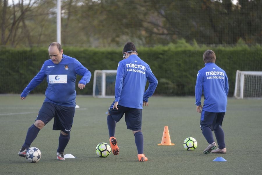 El equipo de la Real de la Liga Genuine lucen la equipación durante los entrenamientos. El buen humor y las ganas también acompañan a los jugadores. 