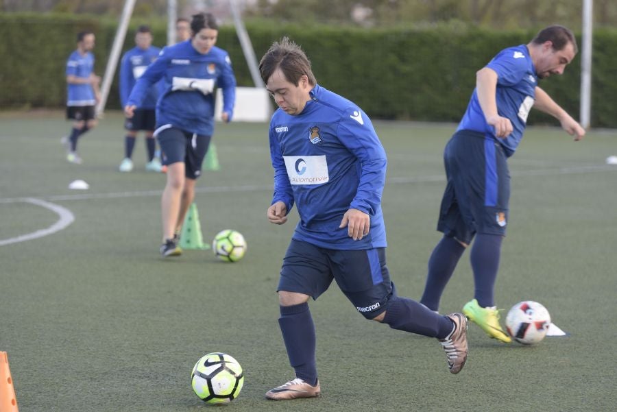 El equipo de la Real de la Liga Genuine lucen la equipación durante los entrenamientos. El buen humor y las ganas también acompañan a los jugadores. 