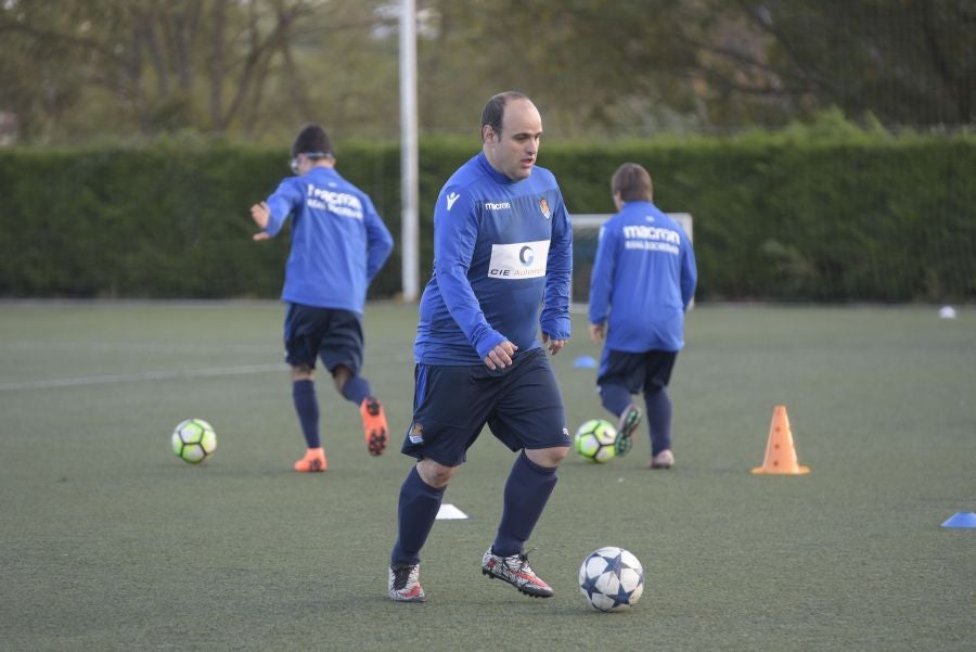 El equipo de la Real de la Liga Genuine lucen la equipación durante los entrenamientos. El buen humor y las ganas también acompañan a los jugadores. 