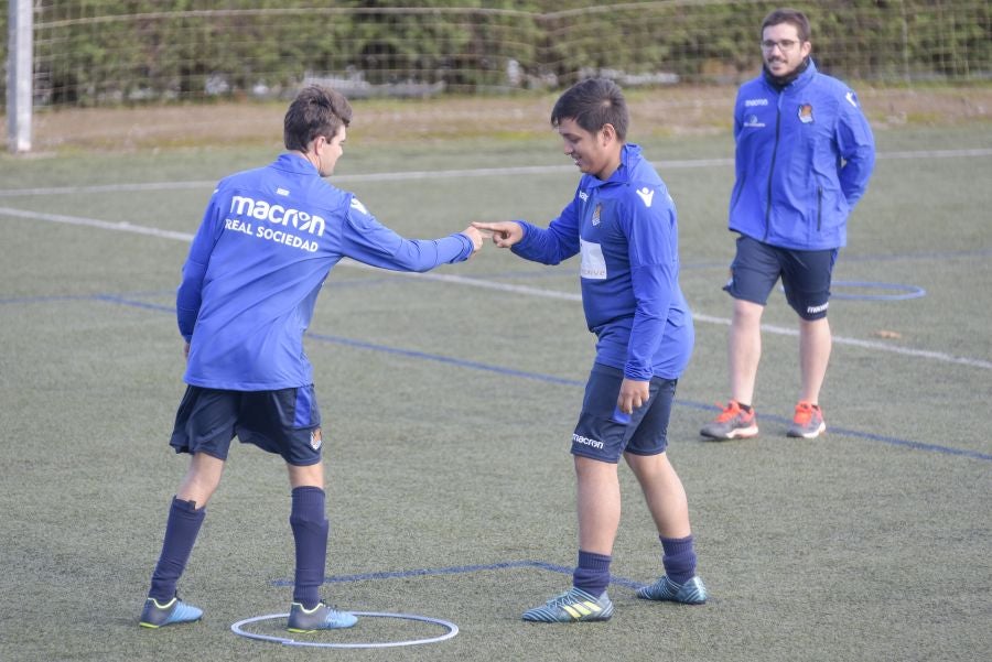 El equipo de la Real de la Liga Genuine lucen la equipación durante los entrenamientos. El buen humor y las ganas también acompañan a los jugadores. 