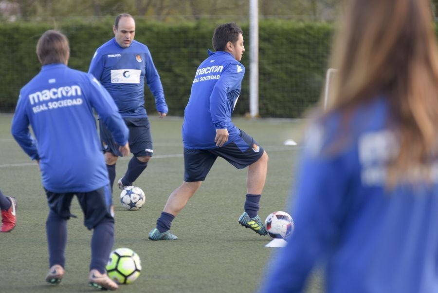 El equipo de la Real de la Liga Genuine lucen la equipación durante los entrenamientos. El buen humor y las ganas también acompañan a los jugadores. 