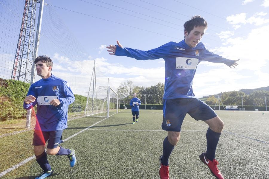 El equipo de la Real de la Liga Genuine lucen la equipación durante los entrenamientos. El buen humor y las ganas también acompañan a los jugadores. 