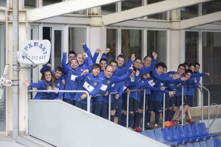 El equipo de la Real de la Liga Genuine lucen la equipación durante los entrenamientos. El buen humor y las ganas también acompañan a los jugadores. 