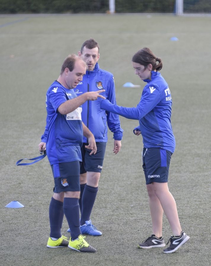 El equipo de la Real de la Liga Genuine lucen la equipación durante los entrenamientos. El buen humor y las ganas también acompañan a los jugadores. 
